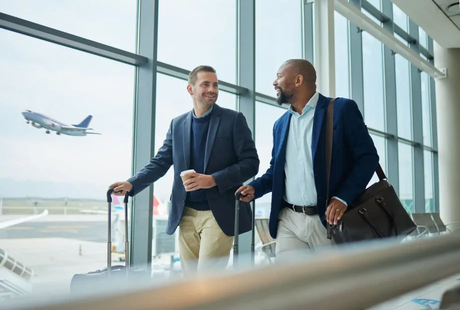 business-people-travelling-in-airport